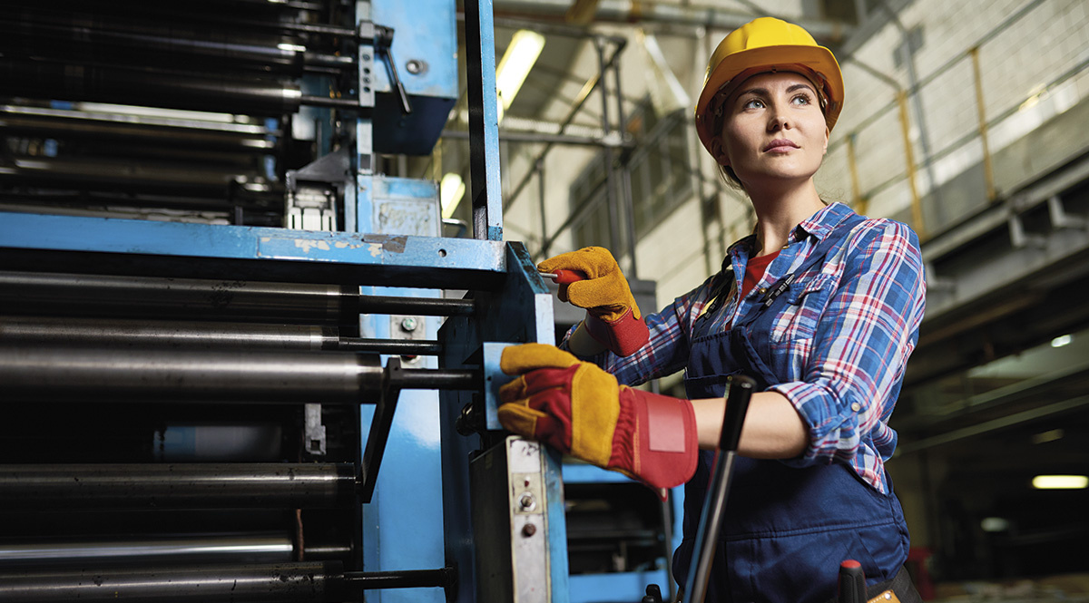 Frau-Handwerklich-technisch