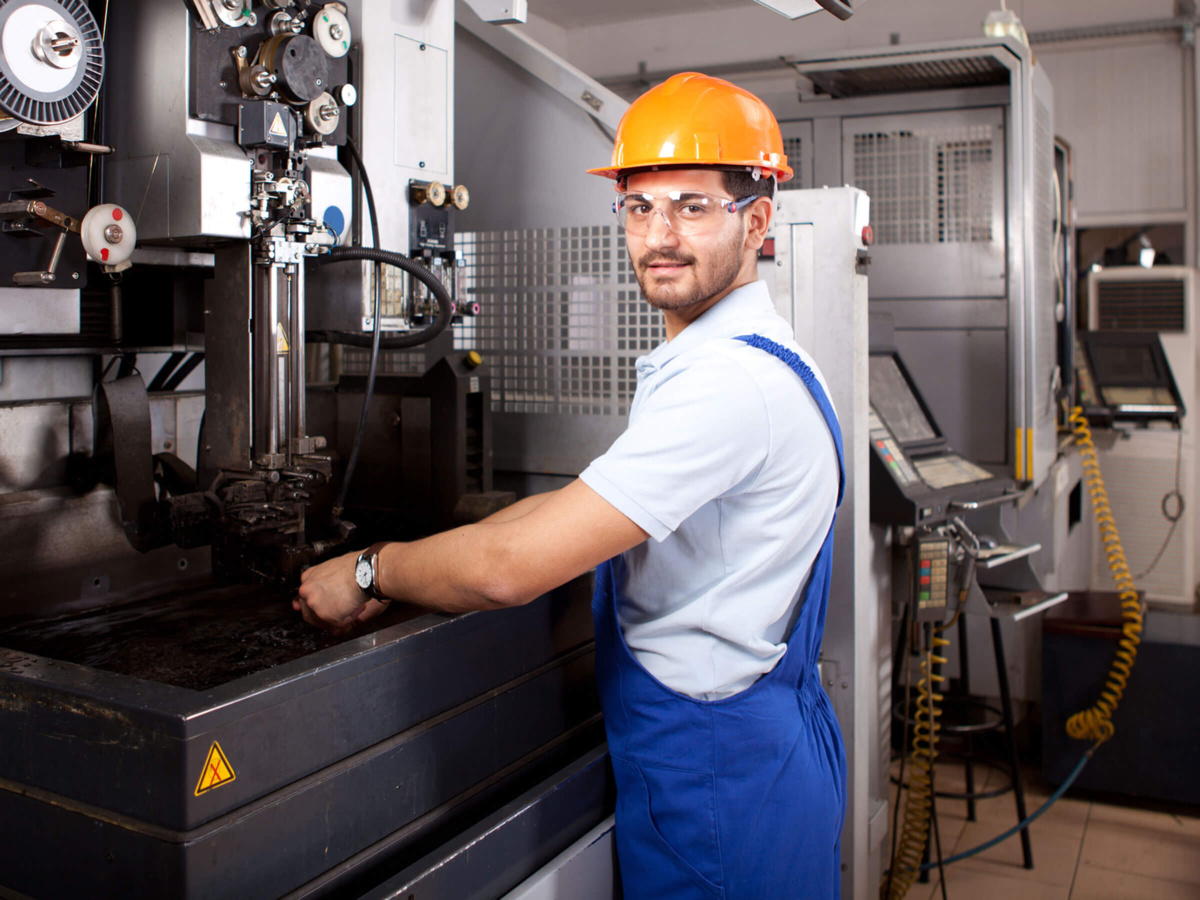 Metallbearbeitung_Mann_2400x1800 Metallbearbeitung_Mann_2400x1800