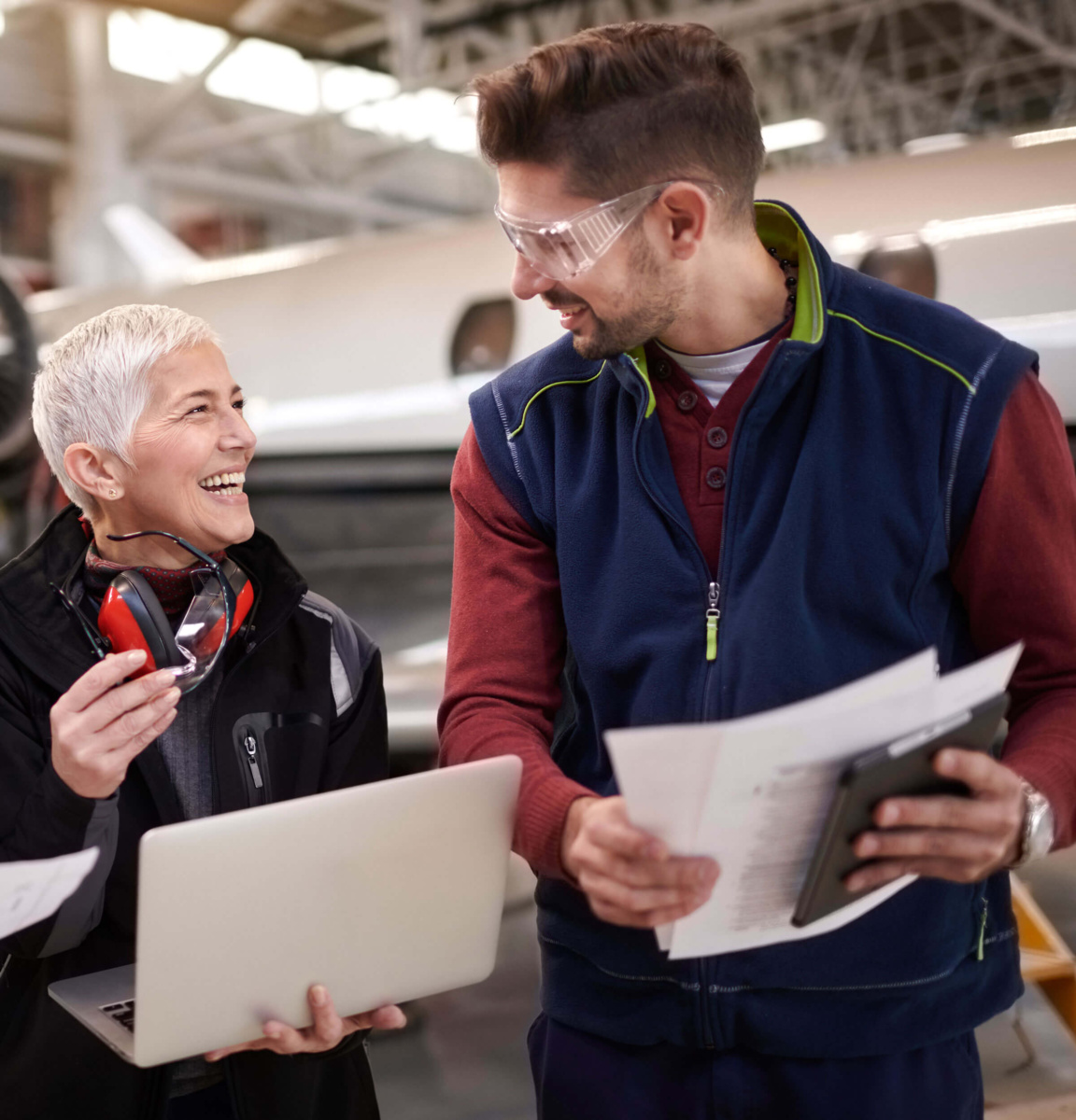 Fluggeraetemechaniker_Mann_Frau_2400x2500 Fluggeraetemechaniker_Mann_Frau_2400x2500