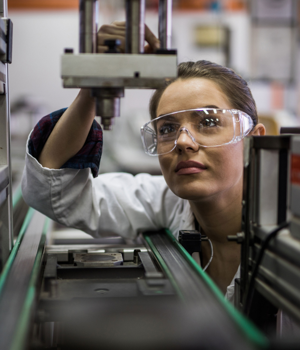 Metallbearbeitung_Frau_2400x2800 Metallbearbeitung_Frau_2400x2800