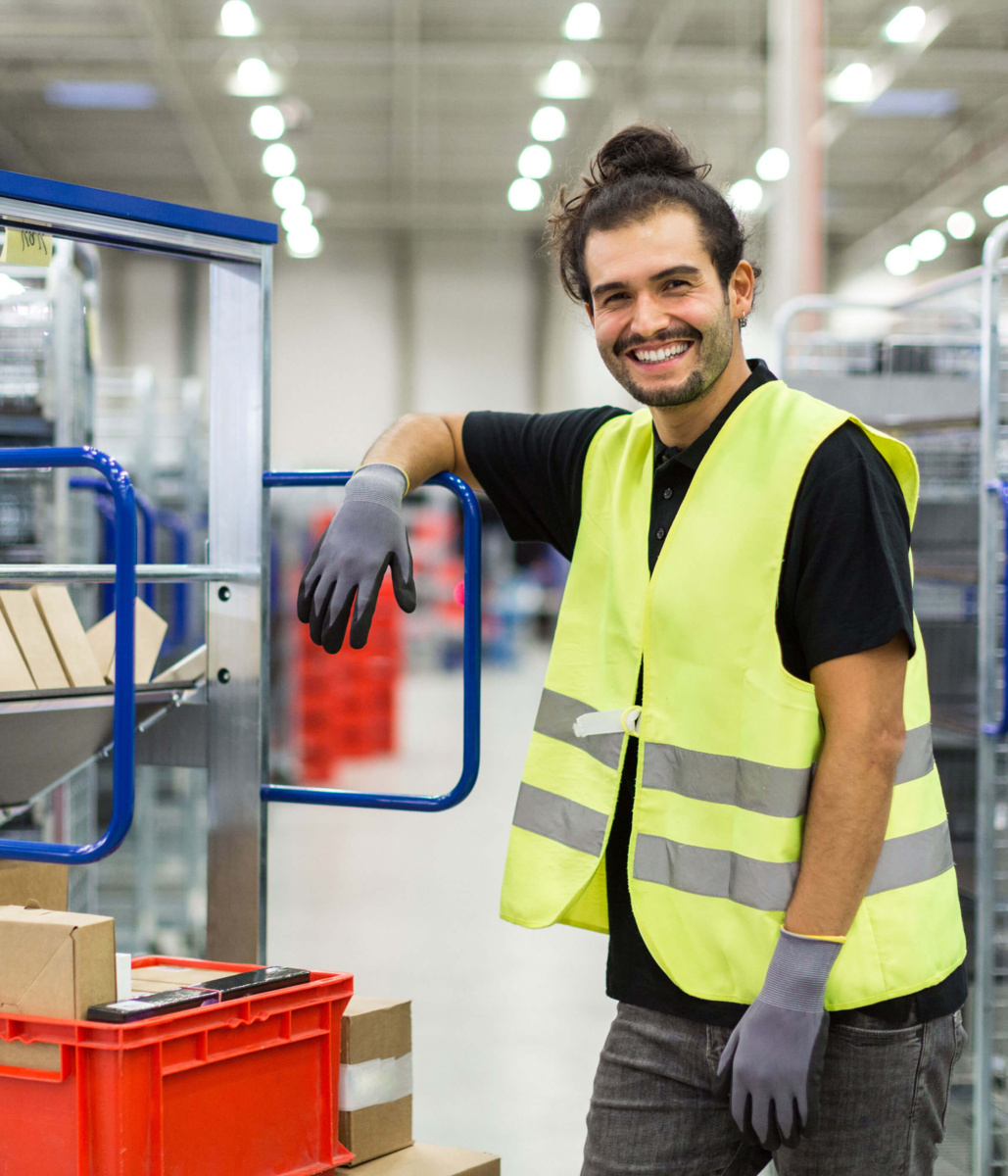 Fachkraft_Lagerlogistik_Mann_2400x2800 Fachkraft_Lagerlogistik_Mann_2400x2800